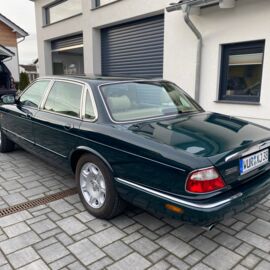 2000_Jaguar XJ8 Sovereign (5).jpg