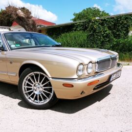 2001_Jaguar XJ8 Vanden Plas (2).jpg