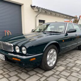 2000_Jaguar XJ8 Sovereign (2).jpg