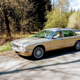 2001_Jaguar XJ8 Vanden Plas (1).jpg