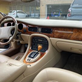 2000_Jaguar XJ8 Sovereign (7).jpg