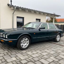 2000_Jaguar XJ8 Sovereign (6).jpg