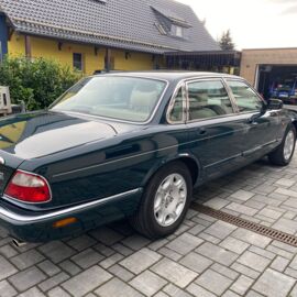 2000_Jaguar XJ8 Sovereign (4).jpg